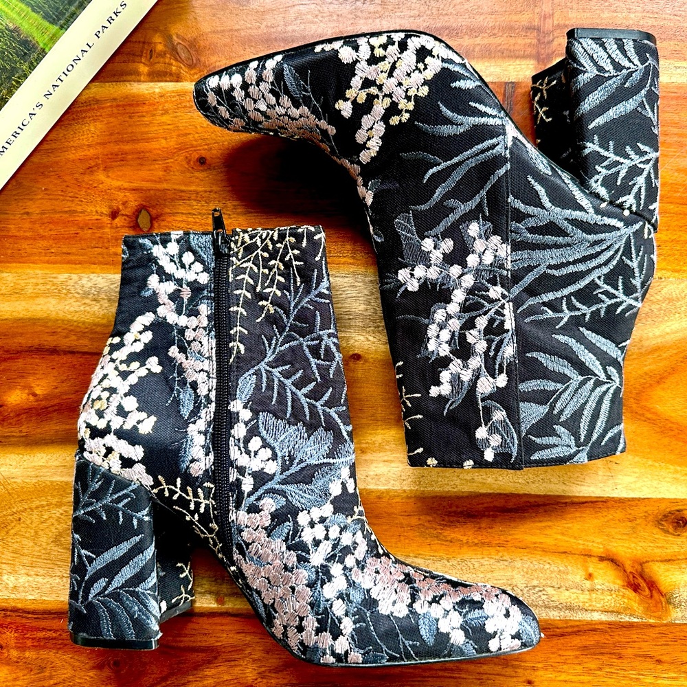 NWOT Shellys London embroidered boots